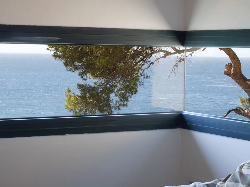 Finestra ad angolo Domal TOP TB65 con vista mare